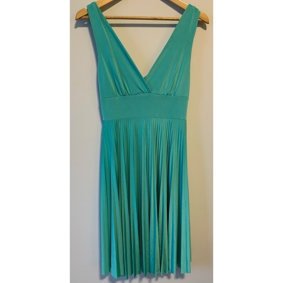 Soprano Dresses & Skirts - Soprano Kelly Green Pleated Cocktail Dress Size Small
